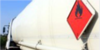 Per quanto riguarda le bombole installate sui mezzi che trasportano liquidi infiammabili, si devono seguire le norme che regolano la manutenzione degli estintori o degli impianti antincendio?